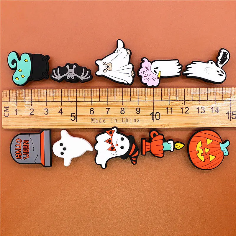 Single Sale: 1pc Cartoon Ghost Shoe Buckle - PVC Halloween Charm Decoration for Clogs, Ideal for Kids' Party Gifts